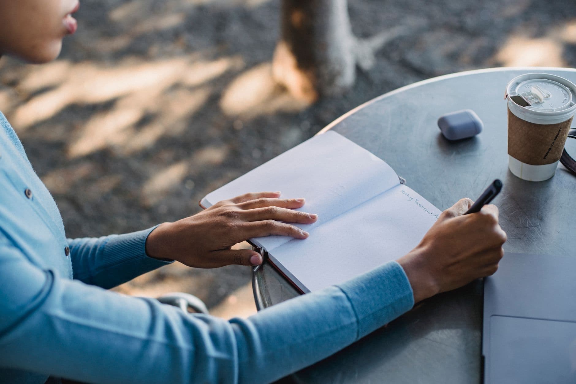 Apprendre une langue en 5 minutes par jour, est-ce sérieux ? Ce que la recherche confirme, et ce que le calcul interdit